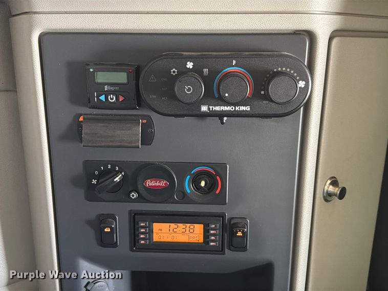 image for item YA3555 2019 Peterbilt 579 semi truck