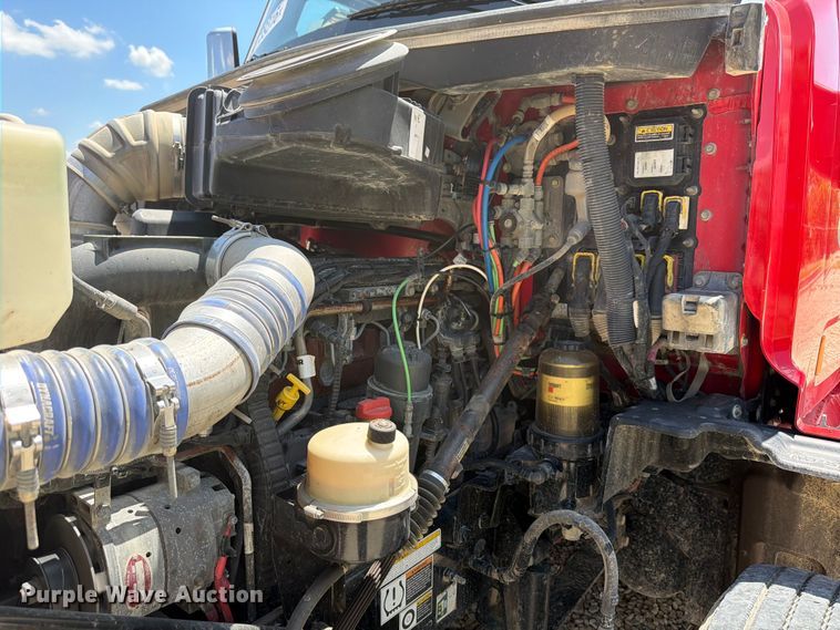 image for item YA3555 2019 Peterbilt 579 semi truck
