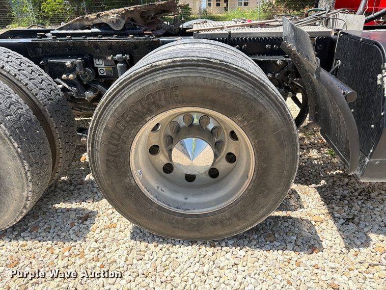 image for item YA3555 2019 Peterbilt 579 semi truck