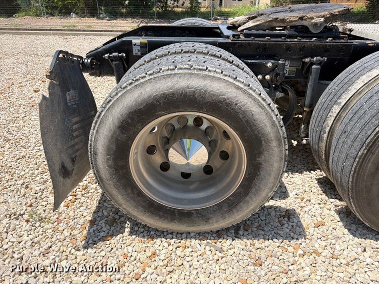 image for item YA3555 2019 Peterbilt 579 semi truck