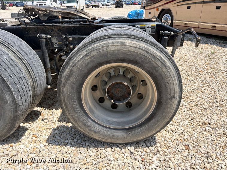 image for item YA3555 2019 Peterbilt 579 semi truck