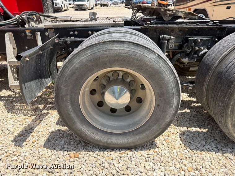 image for item YA3555 2019 Peterbilt 579 semi truck