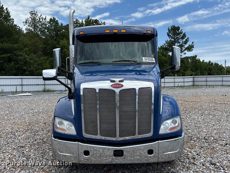image for item YA3654 2017 Peterbilt Paccar semi truck