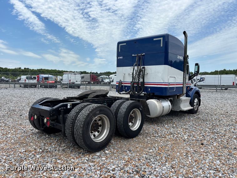 image for item YA3654 2017 Peterbilt Paccar semi truck