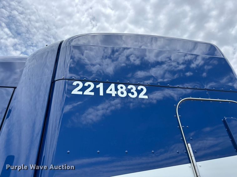 image for item YA3654 2017 Peterbilt Paccar semi truck