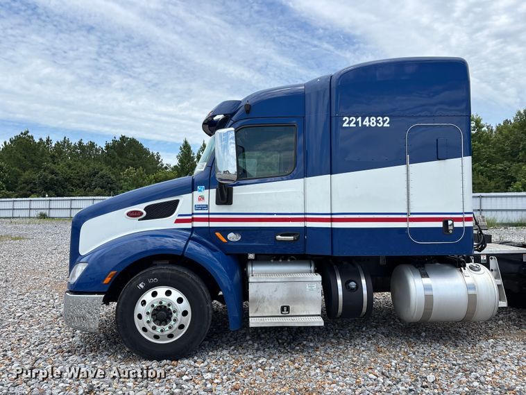 image for item YA3654 2017 Peterbilt Paccar semi truck