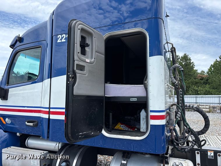 image for item YA3654 2017 Peterbilt Paccar semi truck