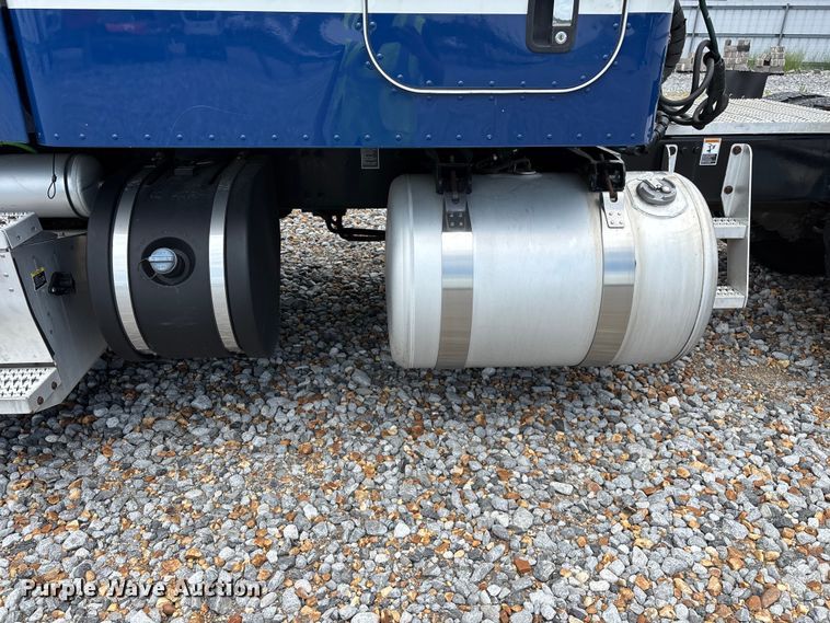 image for item YA3654 2017 Peterbilt Paccar semi truck
