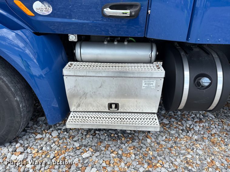 image for item YA3654 2017 Peterbilt Paccar semi truck