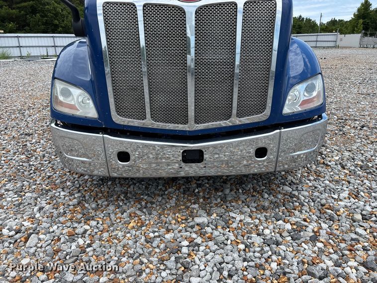 image for item YA3654 2017 Peterbilt Paccar semi truck