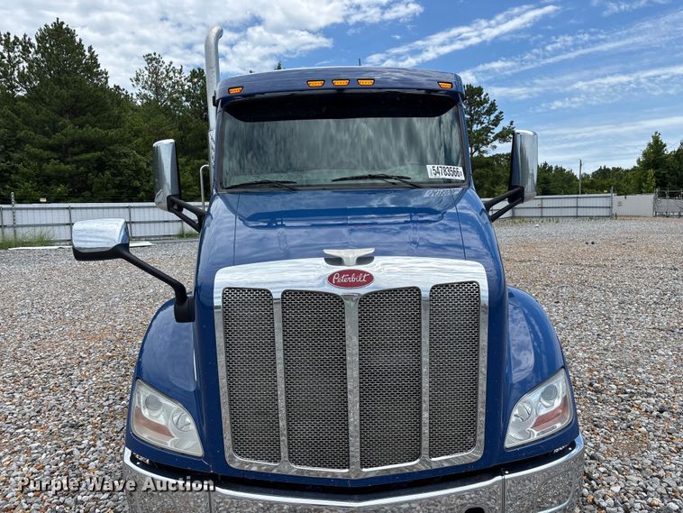 image for item YA3654 2017 Peterbilt Paccar semi truck
