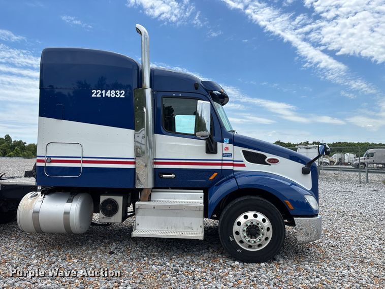 image for item YA3654 2017 Peterbilt Paccar semi truck