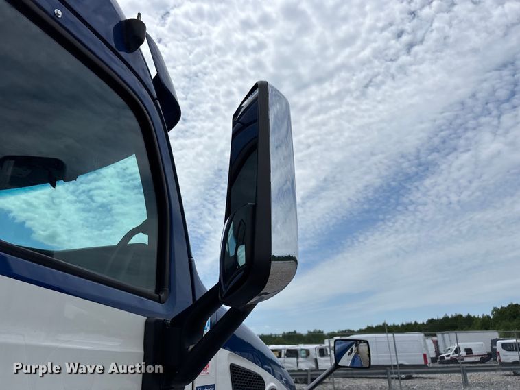 image for item YA3654 2017 Peterbilt Paccar semi truck