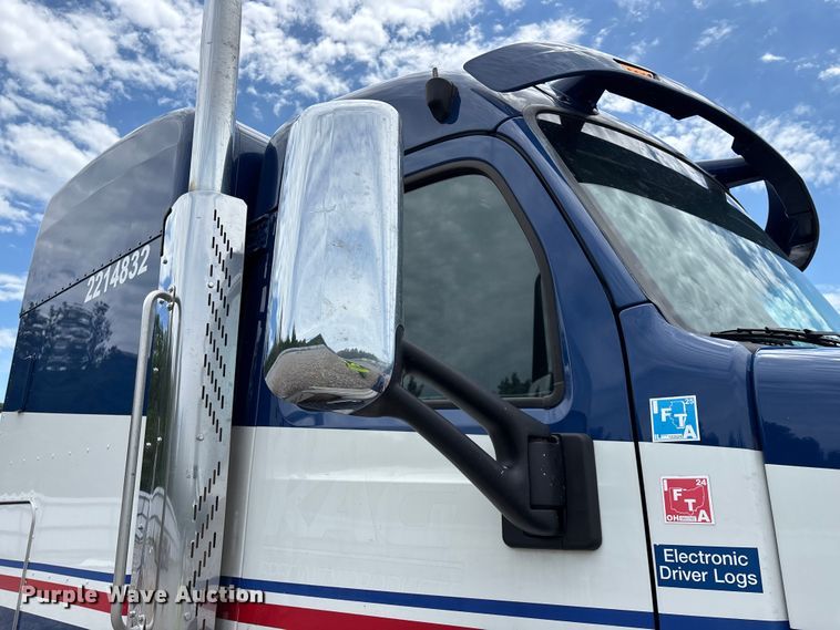 image for item YA3654 2017 Peterbilt Paccar semi truck
