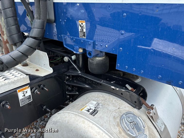image for item YA3654 2017 Peterbilt Paccar semi truck