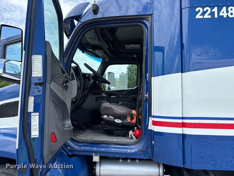 image for item YA3654 2017 Peterbilt Paccar semi truck