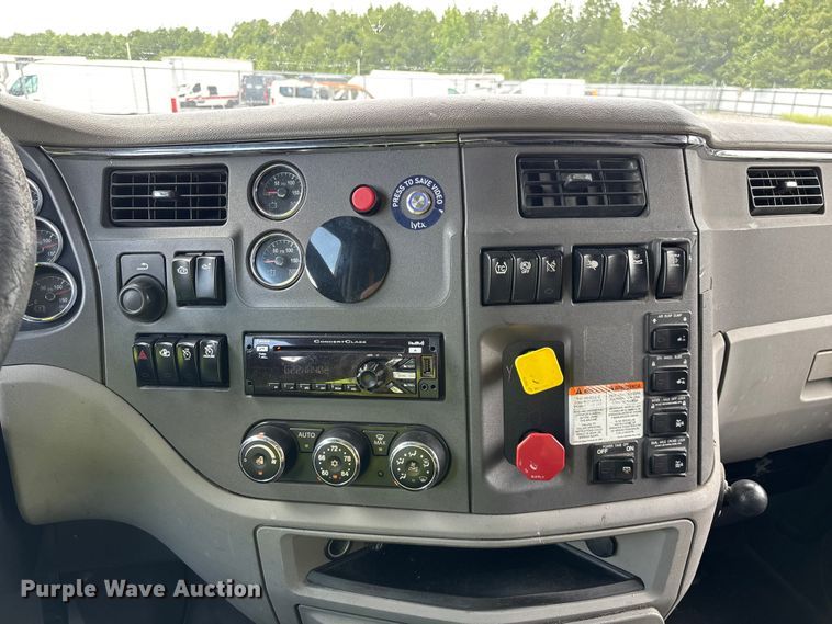 image for item YA3654 2017 Peterbilt Paccar semi truck
