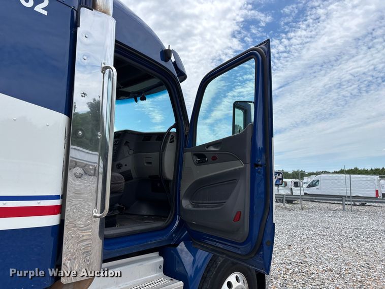 image for item YA3654 2017 Peterbilt Paccar semi truck