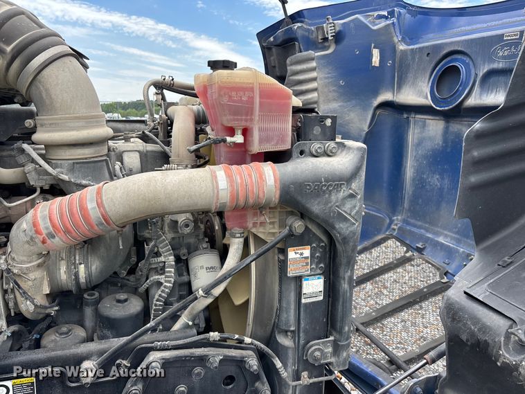 image for item YA3654 2017 Peterbilt Paccar semi truck