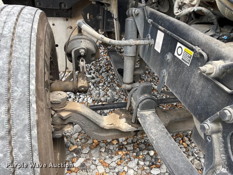 image for item YA3654 2017 Peterbilt Paccar semi truck