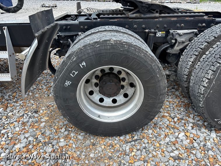 image for item YA3654 2017 Peterbilt Paccar semi truck