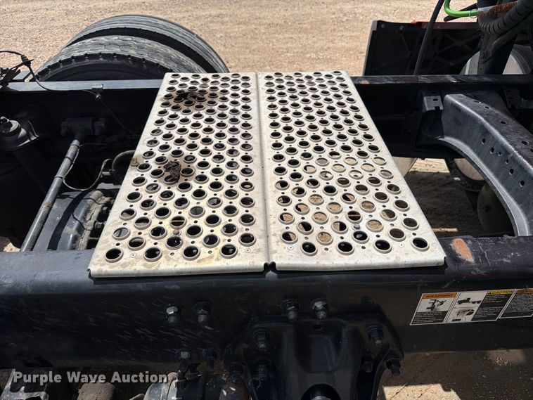 image for item YA3745 2023 Kenworth T680 semi truck