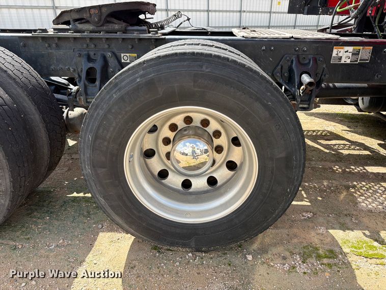 image for item YA3745 2023 Kenworth T680 semi truck