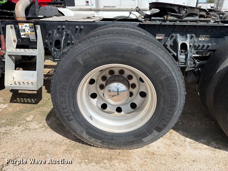 image for item YA3745 2023 Kenworth T680 semi truck