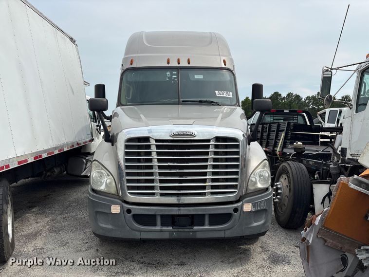image for item YA3780 2017 Freightliner Cascadia semi truck