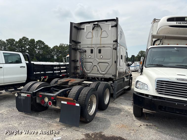 image for item YA3780 2017 Freightliner Cascadia semi truck