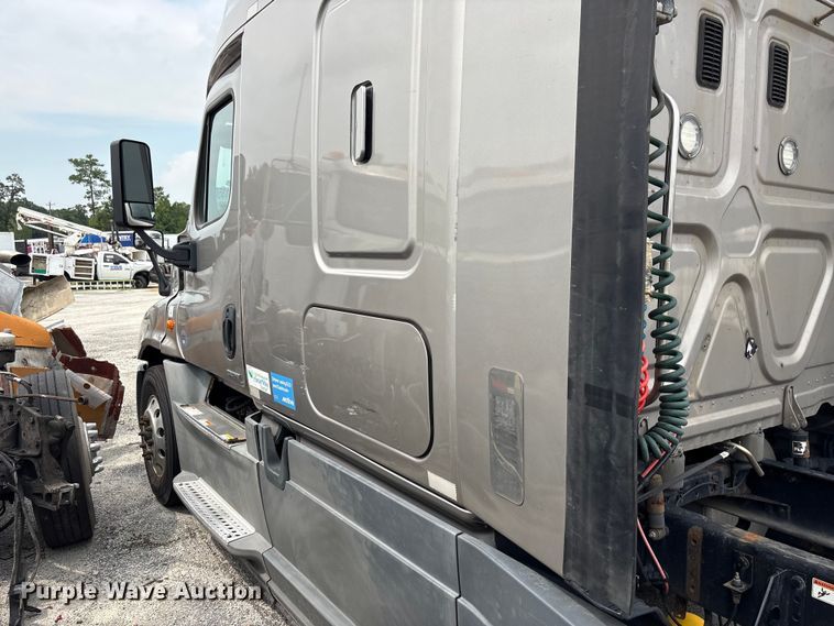 image for item YA3780 2017 Freightliner Cascadia semi truck