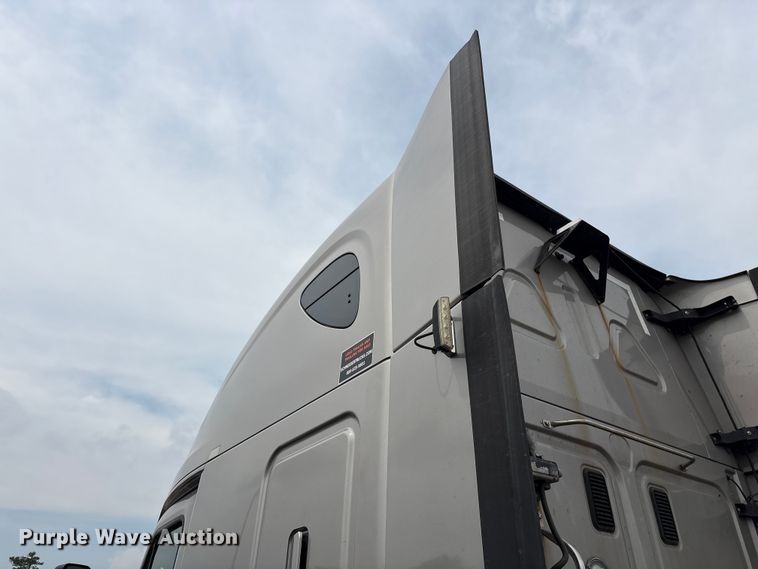 image for item YA3780 2017 Freightliner Cascadia semi truck
