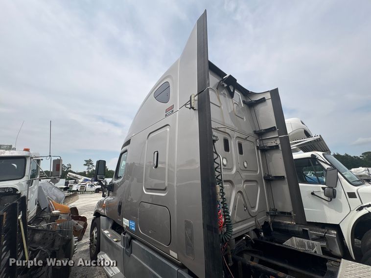 image for item YA3780 2017 Freightliner Cascadia semi truck