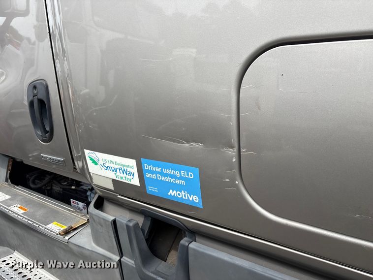 image for item YA3780 2017 Freightliner Cascadia semi truck