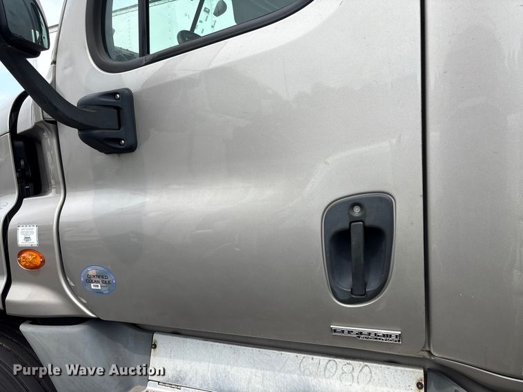 image for item YA3780 2017 Freightliner Cascadia semi truck