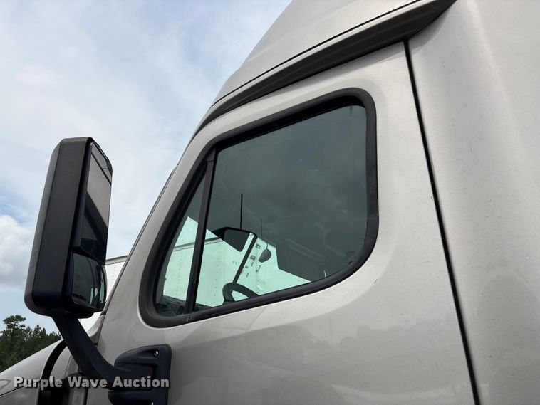 image for item YA3780 2017 Freightliner Cascadia semi truck