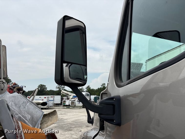 image for item YA3780 2017 Freightliner Cascadia semi truck