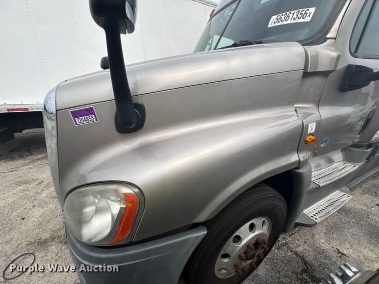 image for item YA3780 2017 Freightliner Cascadia semi truck