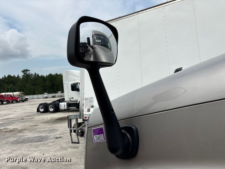 image for item YA3780 2017 Freightliner Cascadia semi truck