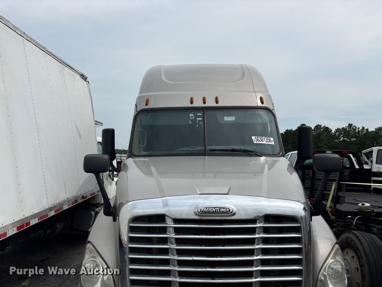 image for item YA3780 2017 Freightliner Cascadia semi truck