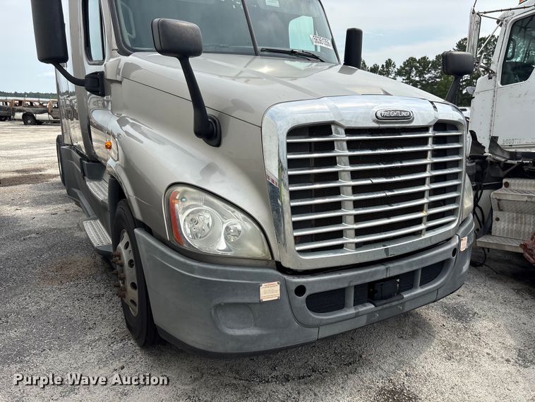image for item YA3780 2017 Freightliner Cascadia semi truck