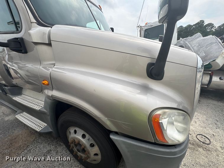 image for item YA3780 2017 Freightliner Cascadia semi truck