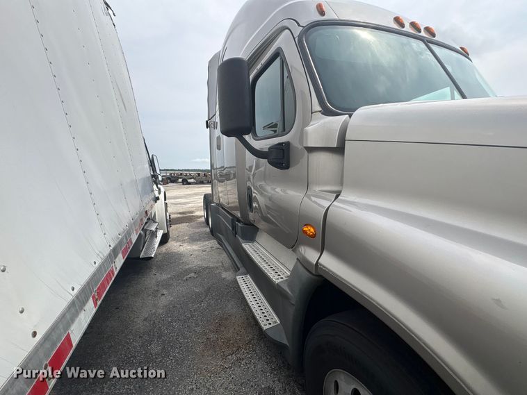 image for item YA3780 2017 Freightliner Cascadia semi truck