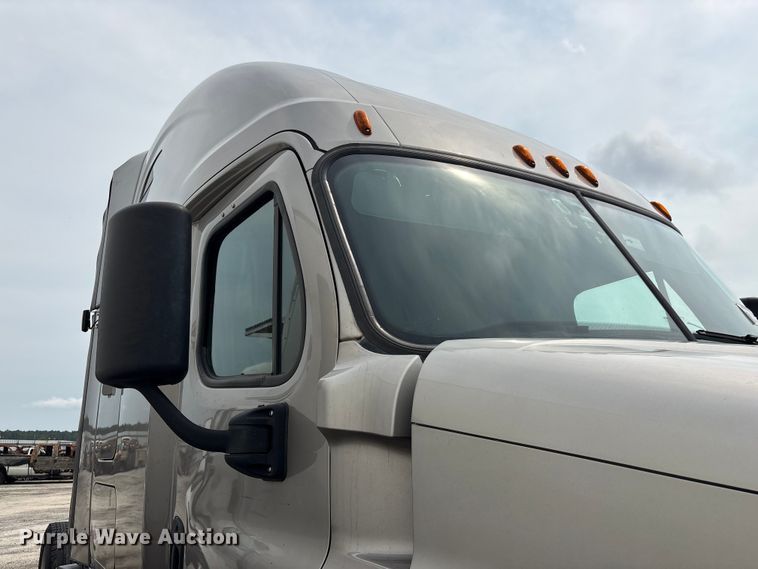 image for item YA3780 2017 Freightliner Cascadia semi truck