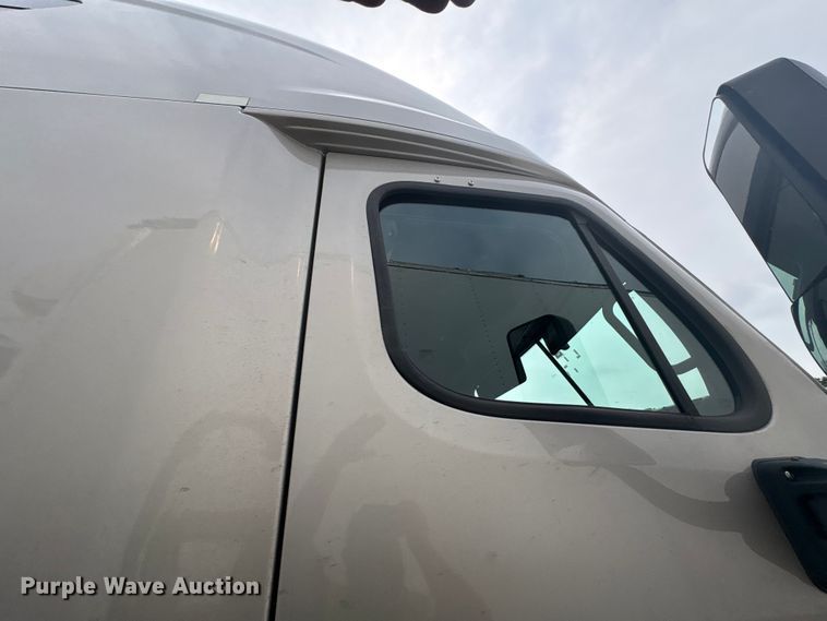 image for item YA3780 2017 Freightliner Cascadia semi truck