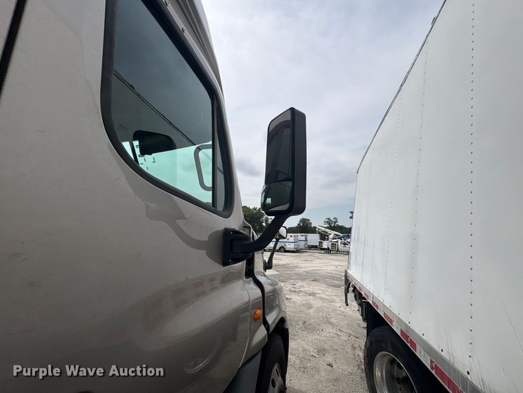 image for item YA3780 2017 Freightliner Cascadia semi truck