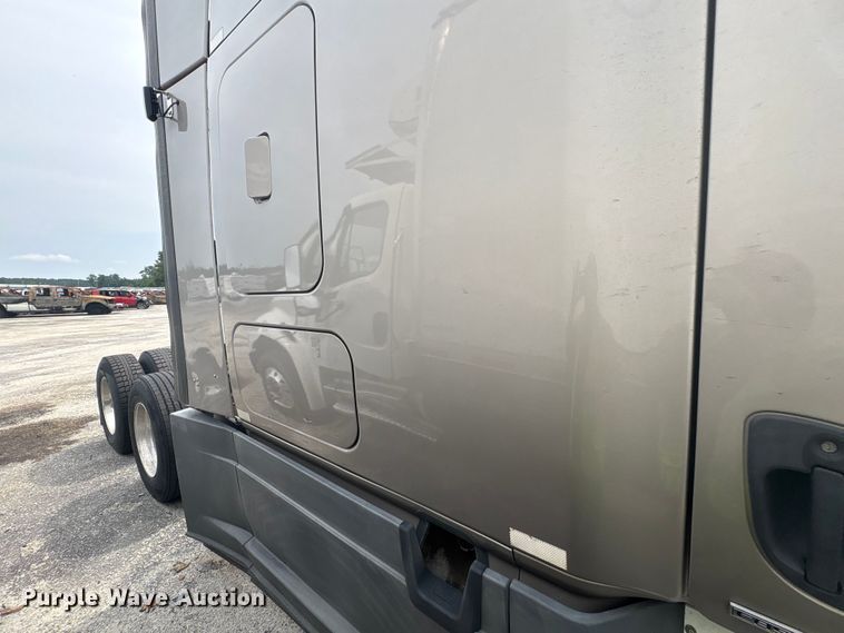 image for item YA3780 2017 Freightliner Cascadia semi truck