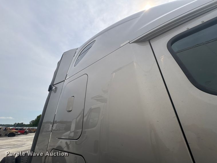 image for item YA3780 2017 Freightliner Cascadia semi truck