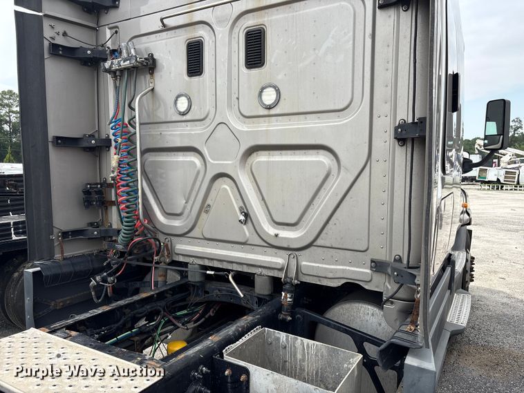 image for item YA3780 2017 Freightliner Cascadia semi truck