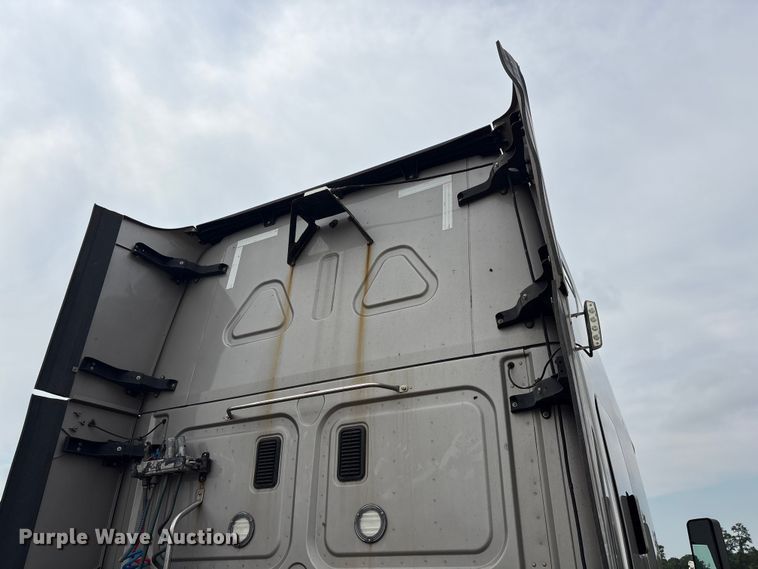 image for item YA3780 2017 Freightliner Cascadia semi truck